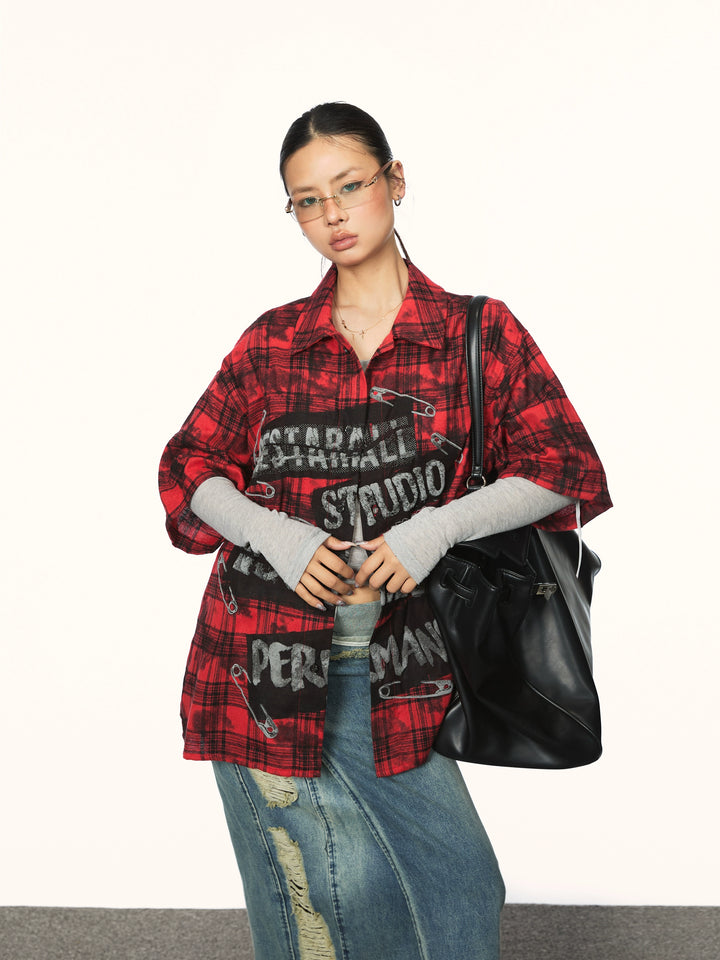 Camicia a maniche corte con toppe di lettere in plaid strappato 