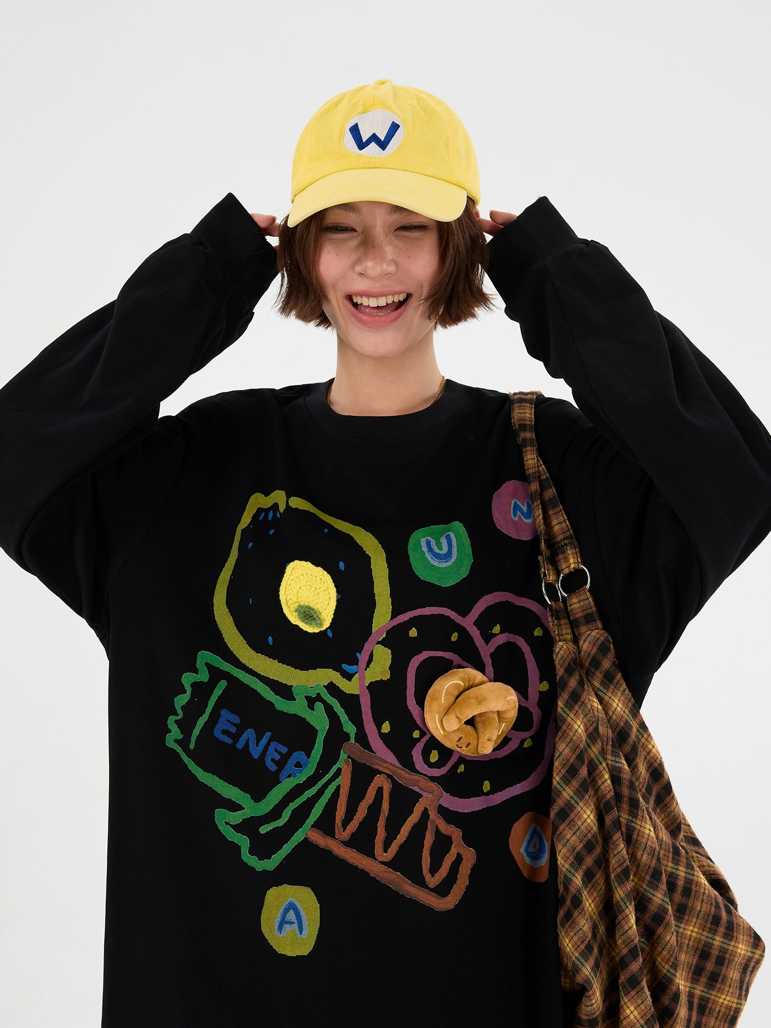 قميص بأكمام طويلة وطوق على شكل تورتة بطبعة جرافيتي 