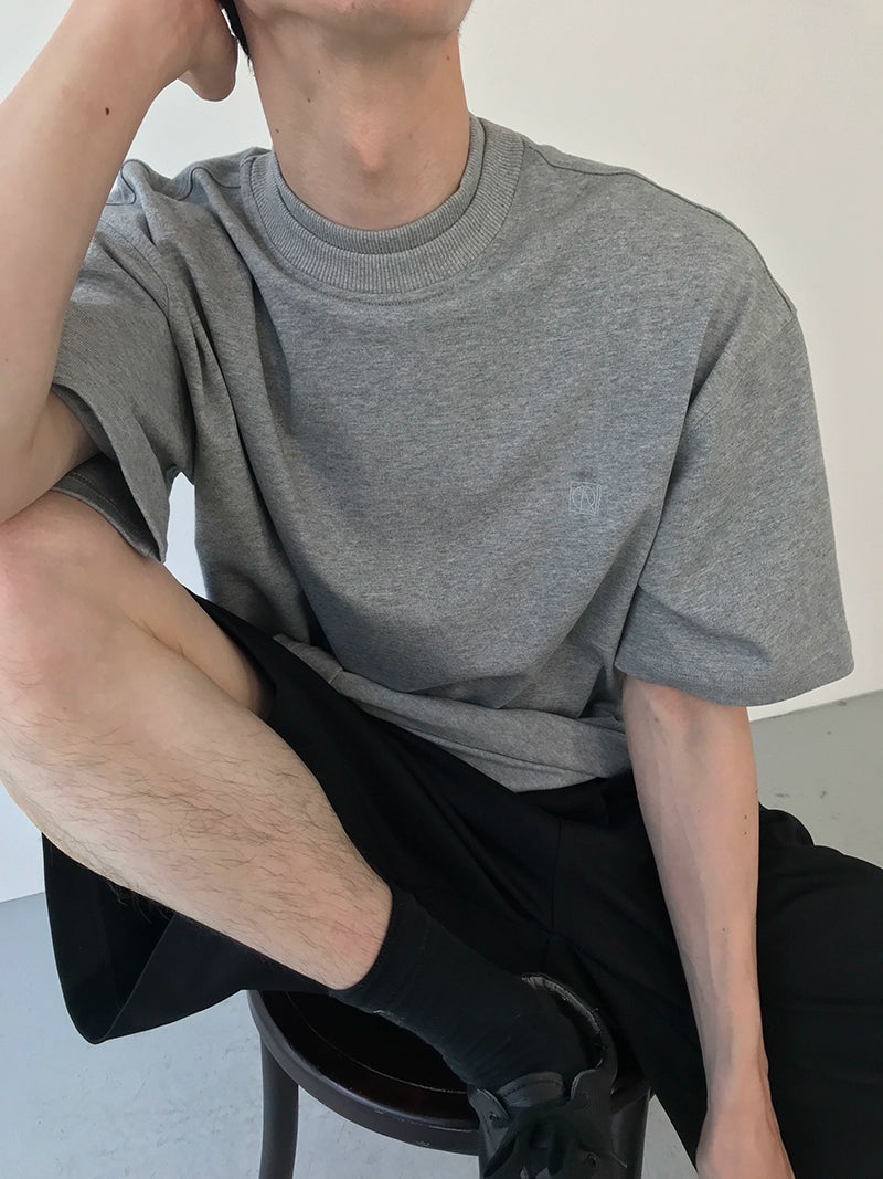 بلوزة قصيرة الأكمام بياقة نصف عالية 