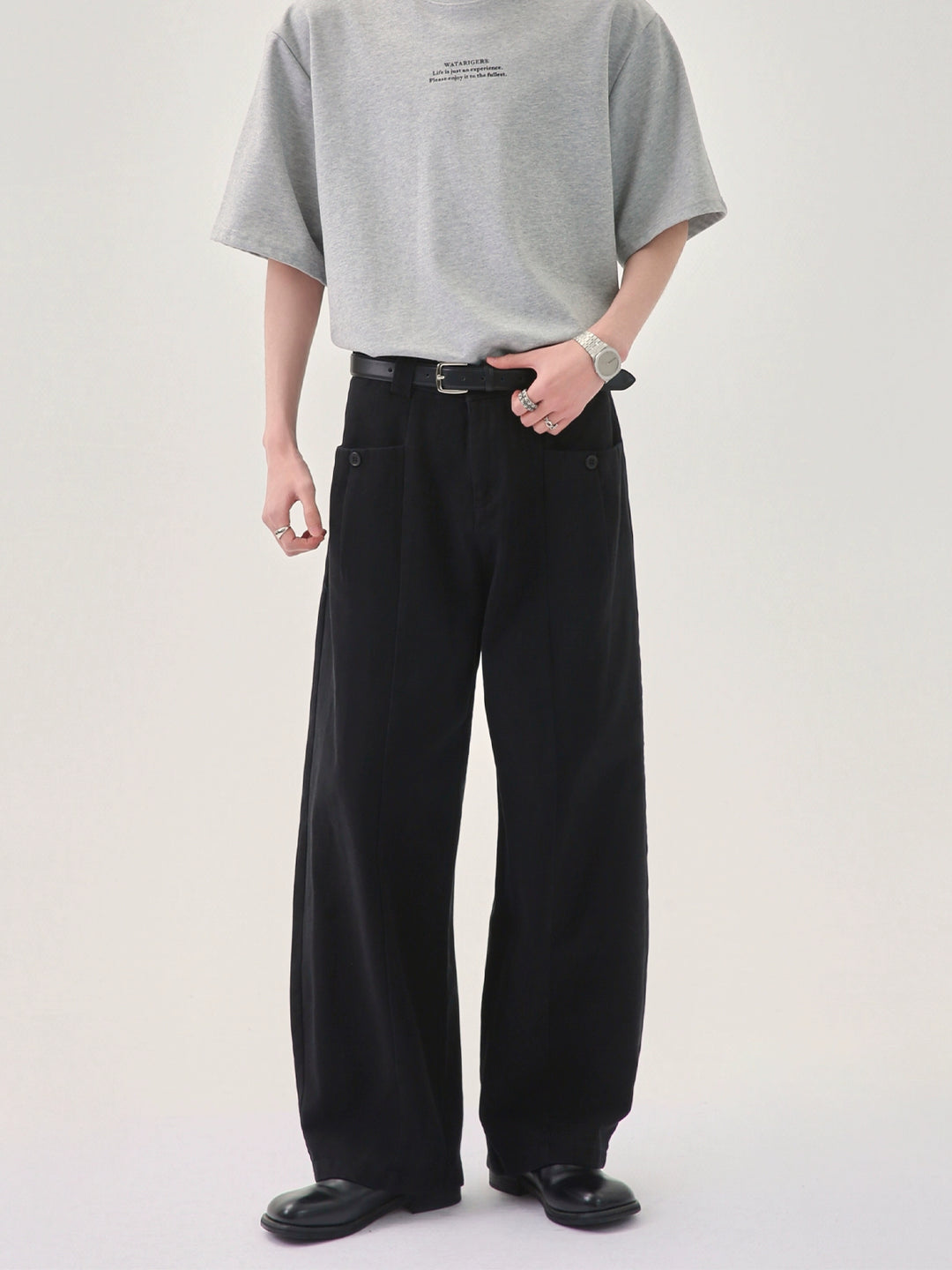 Weite, ausgefranste, dekonstruierte Jeans 