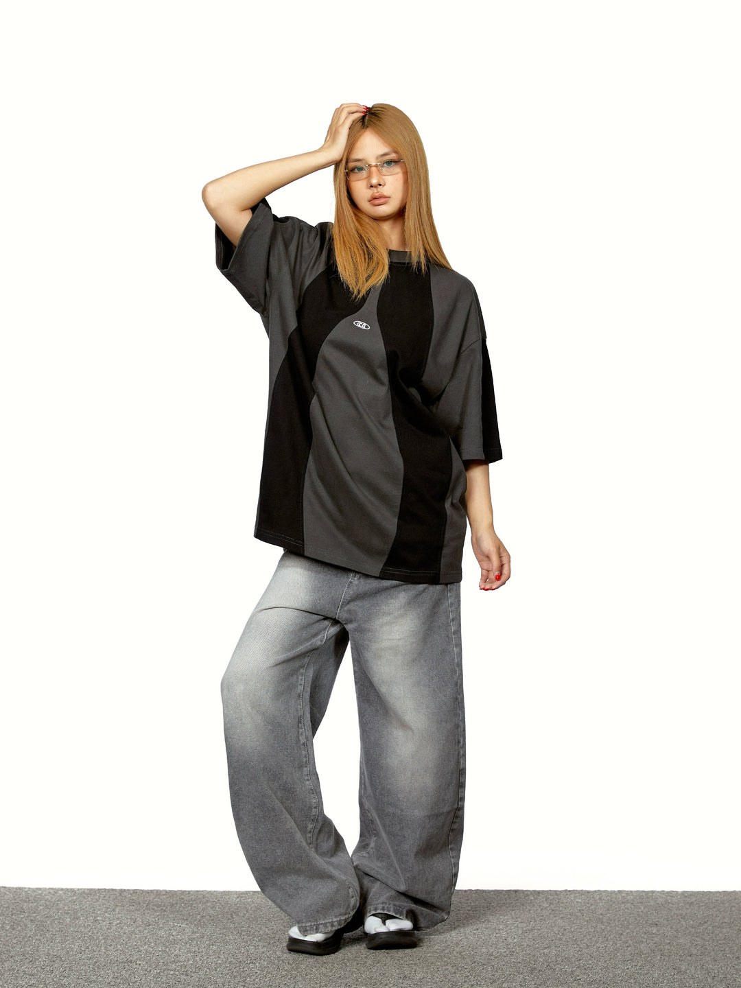 Haut loose à col roulé brodé avec couture contrastée 