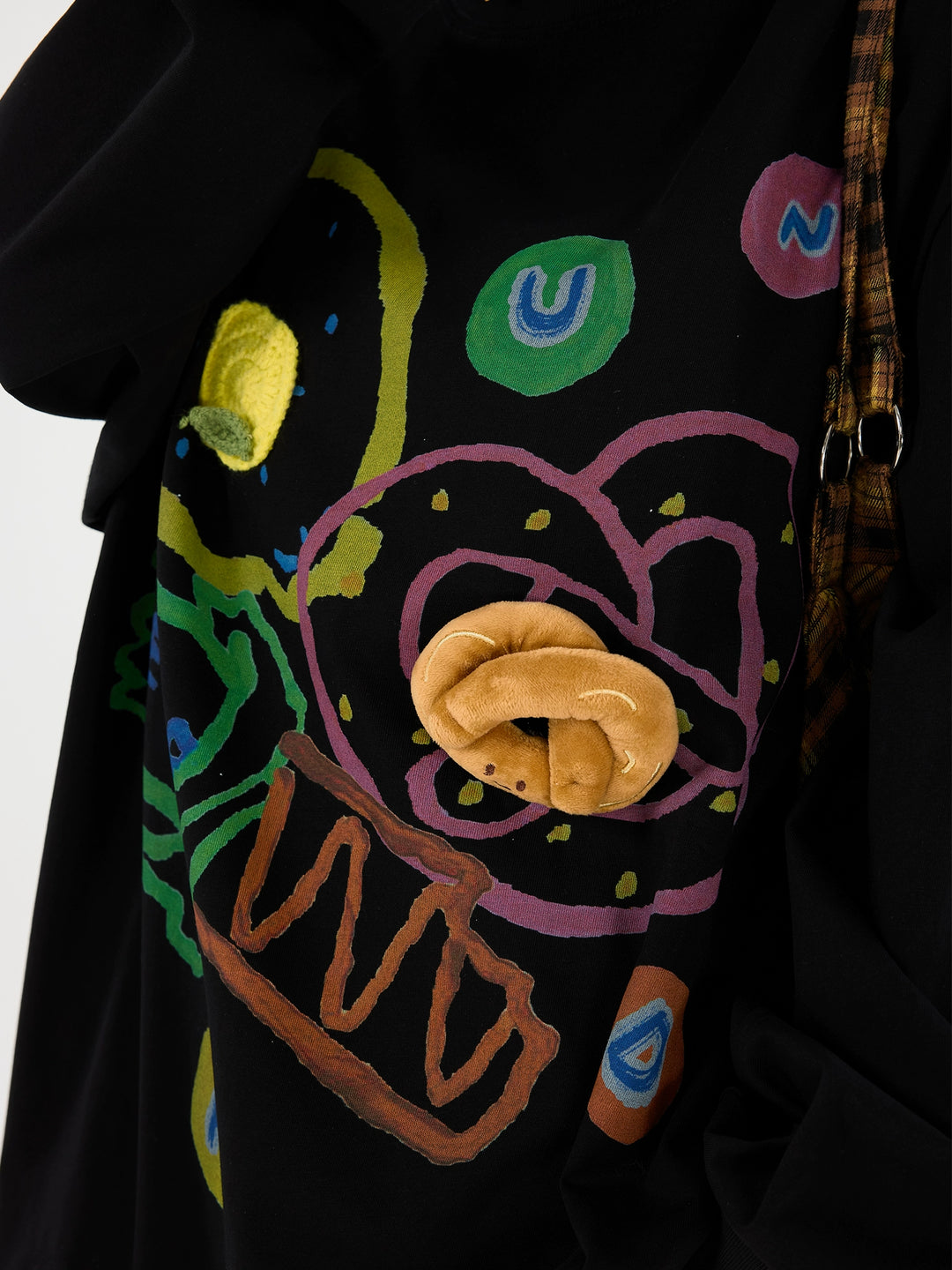 Chemise à col roulé à manches longues avec imprimé graffiti 