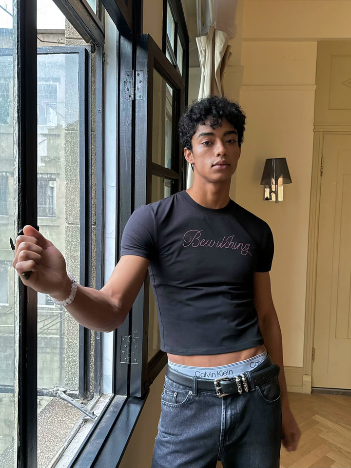 Camiseta ajustada de manga corta con letras de strass 
