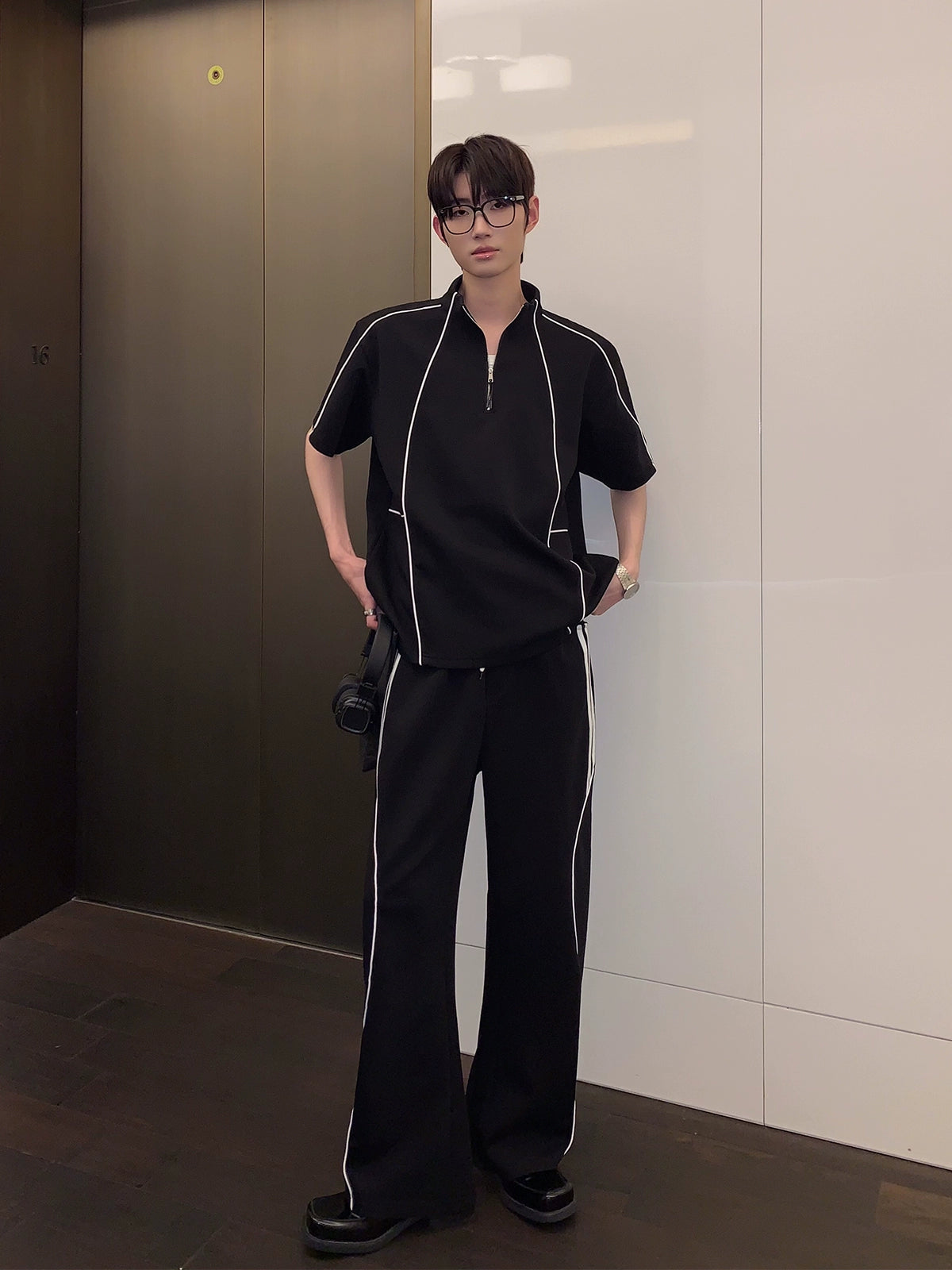 تي شيرت بكم قصير وسروال واسع 