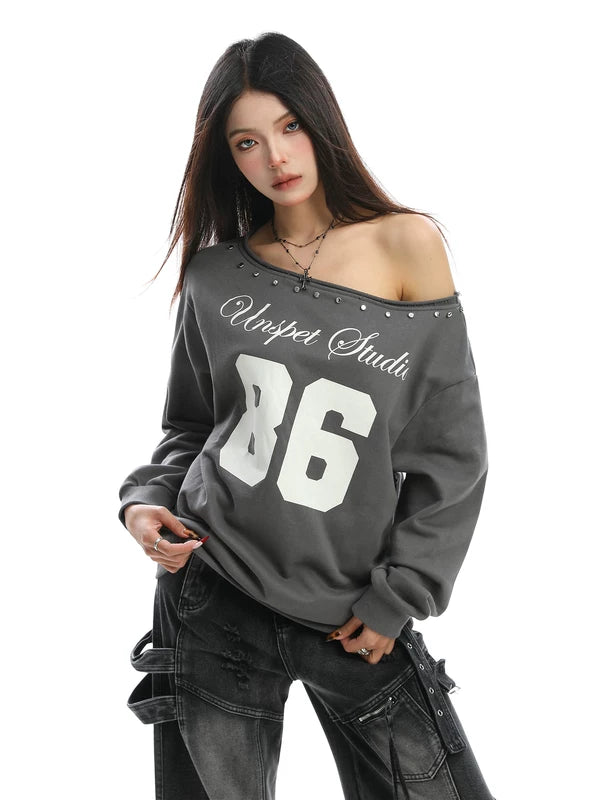 Sudadera gráfica con número de hombros descubiertos y tachuelas 