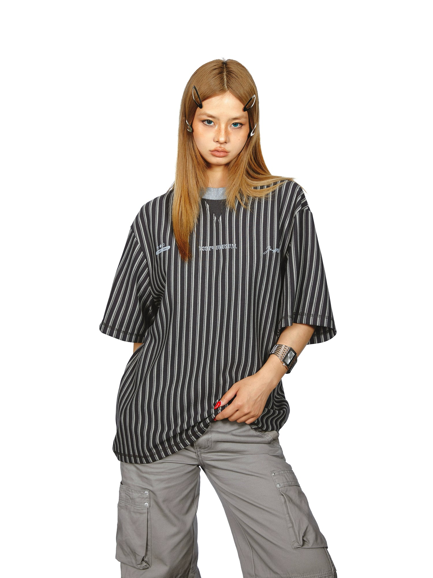 طباعة حرفية بخطوط عمودية على سترة فضفاضة ذات ياقة عالية 