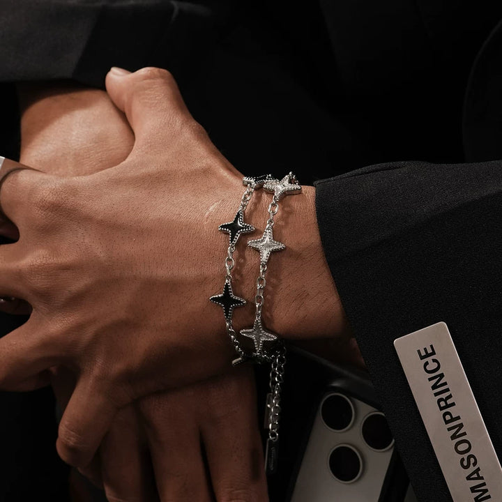 Náramek z korálků ve tvaru čtyřbodé hvězdy 