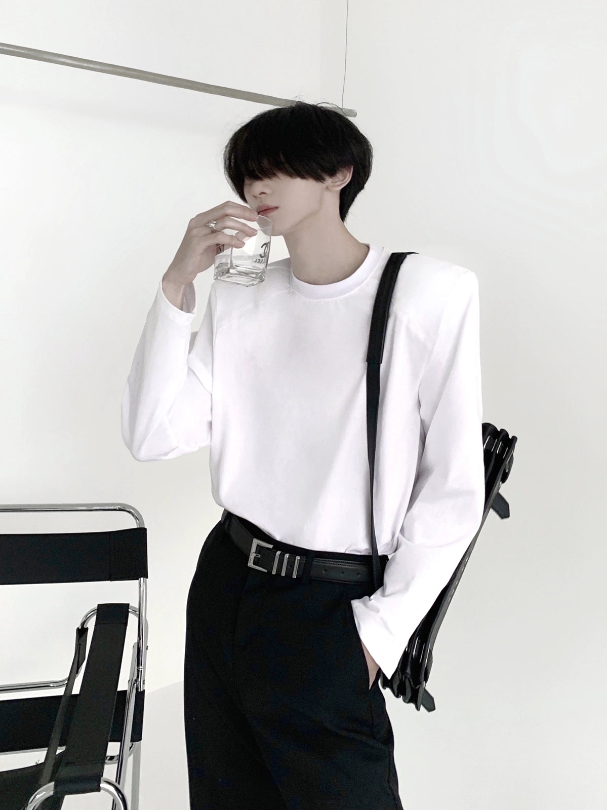 قميص سحب بأكمام طويلة مع وسادات للكتف 