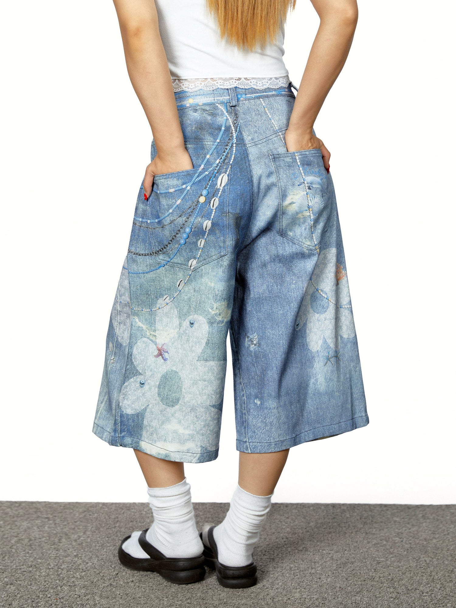 بنطلون جينز مقصوص بطبعة زهور ثلاثية الأبعاد 