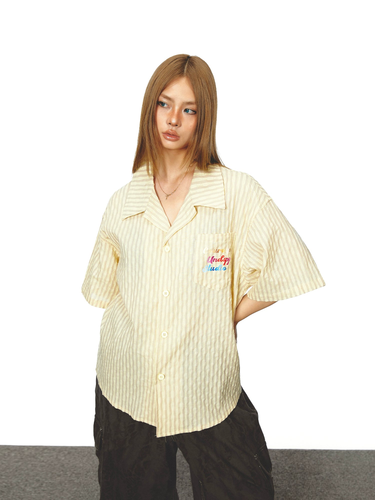 قميص قصير الأكمام فضفاض بياقة مخططة 