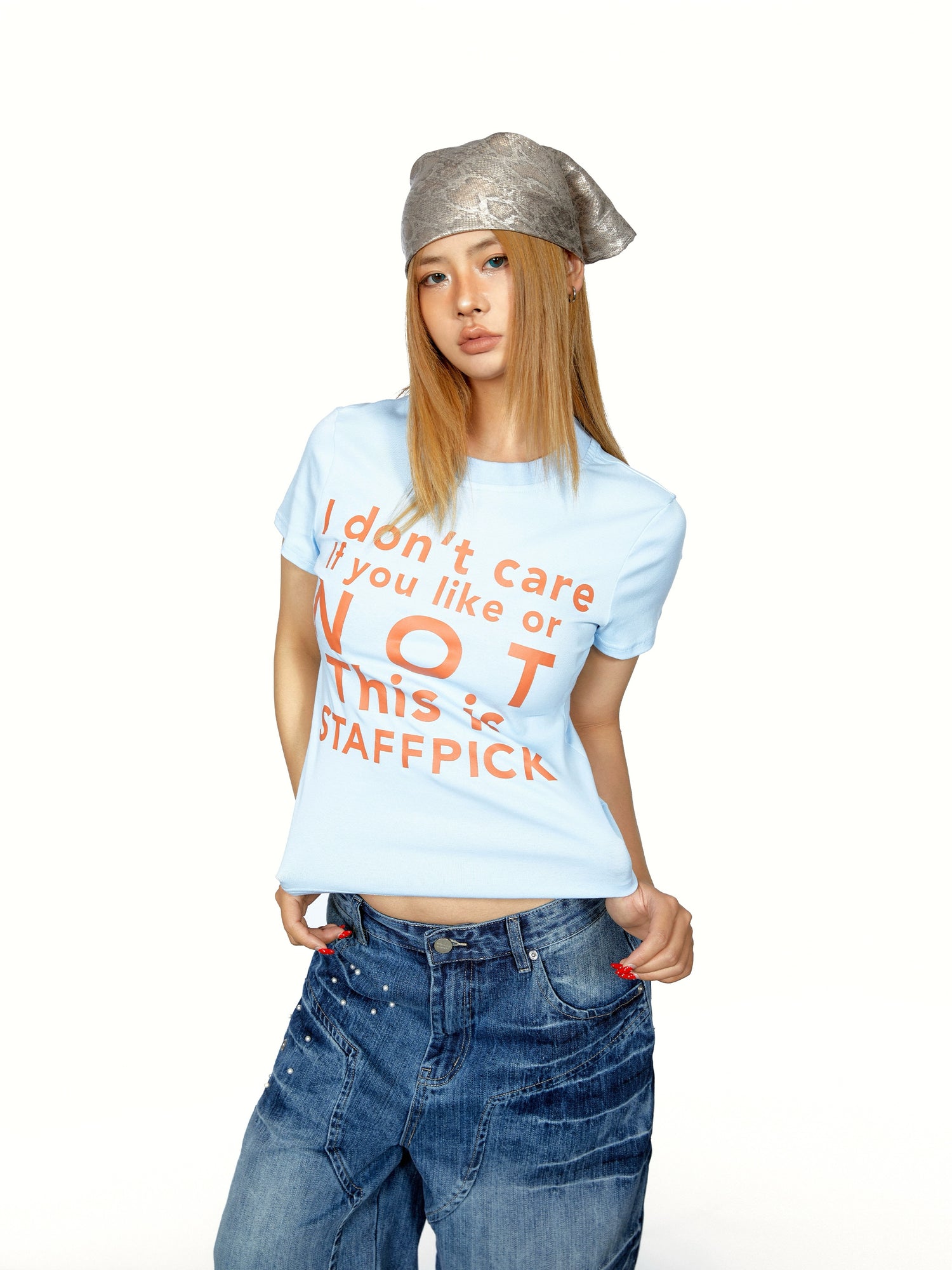 تي شيرت قصير الأكمام ضيق مع طباعة حرفية 