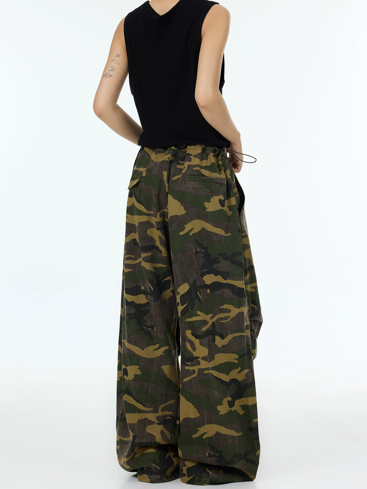 Pantalones de tirantes acampanados con estampado de camuflaje plisado 