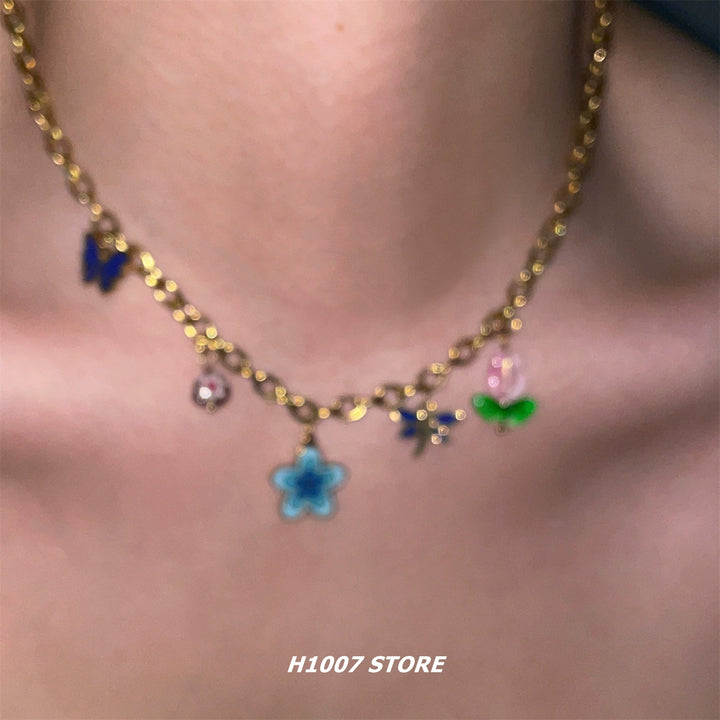 Collar con colgante de mariposa y flor 