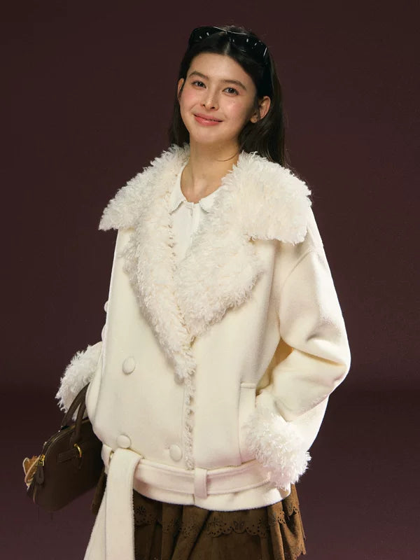 Giacca corta con cintura e colletto in shearling sintetico 