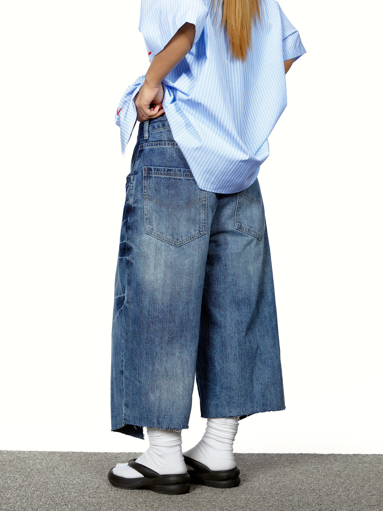 بنطلون واسع قصير من الجينز المزخرف 