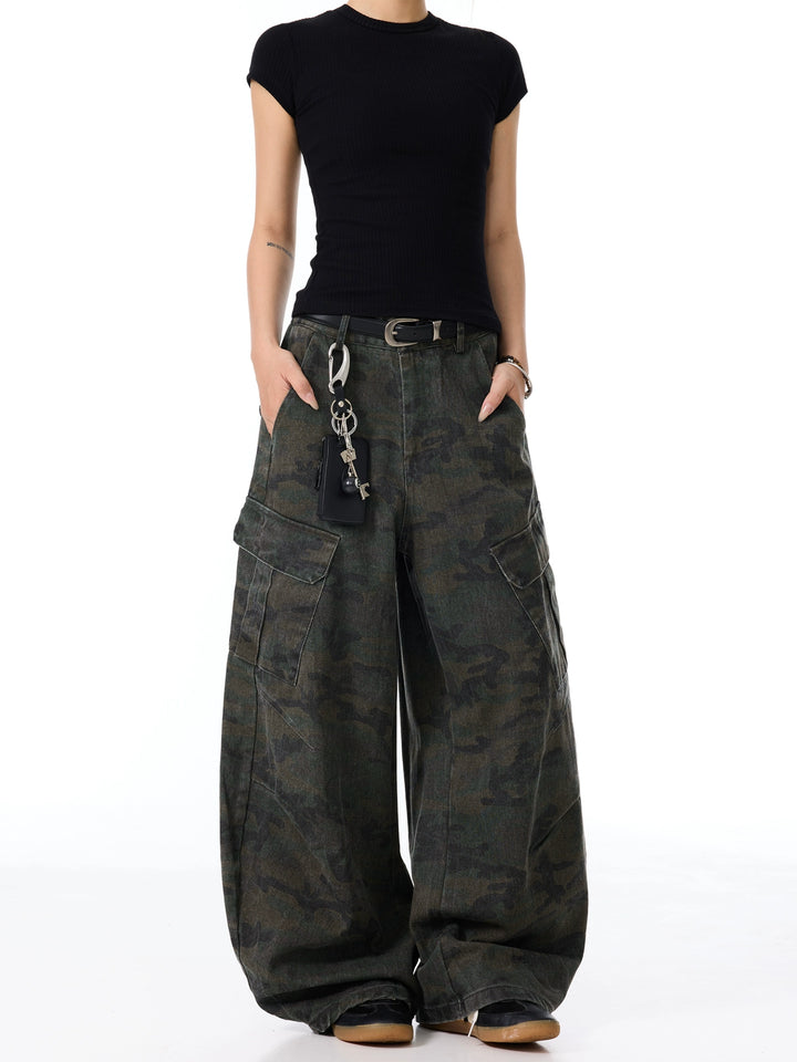 Pantalones cargo de pierna ancha con múltiples bolsillos en camuflaje 