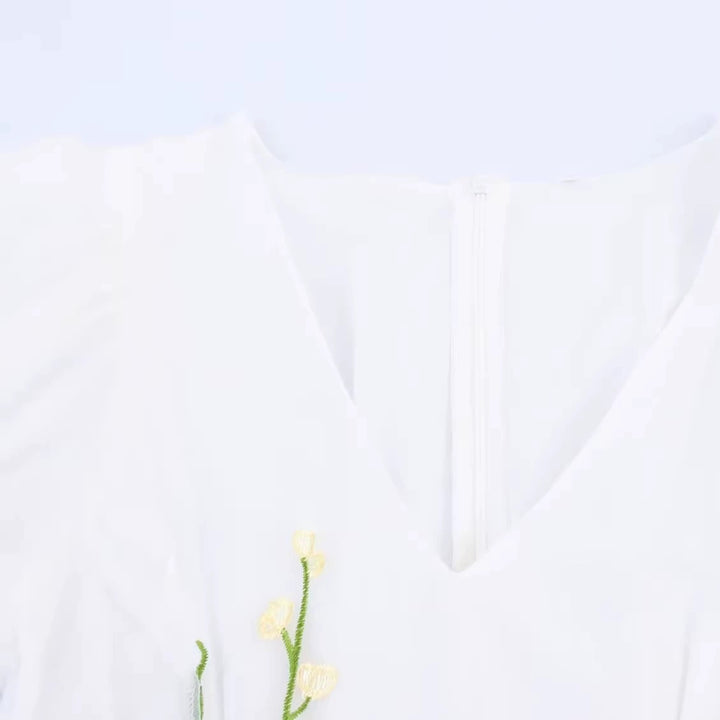 Vestido com Manga Puff e Bordado Floral em V 