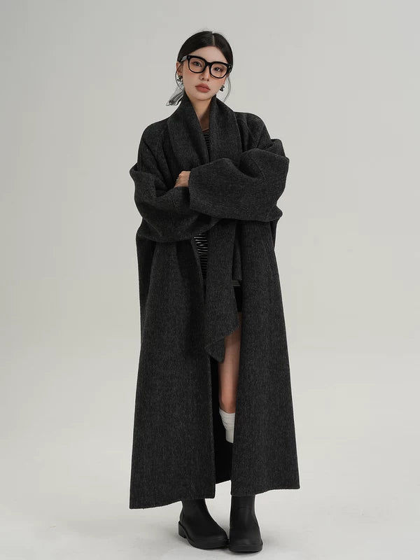 Длинное шершащее пальто с драпированным воротником 