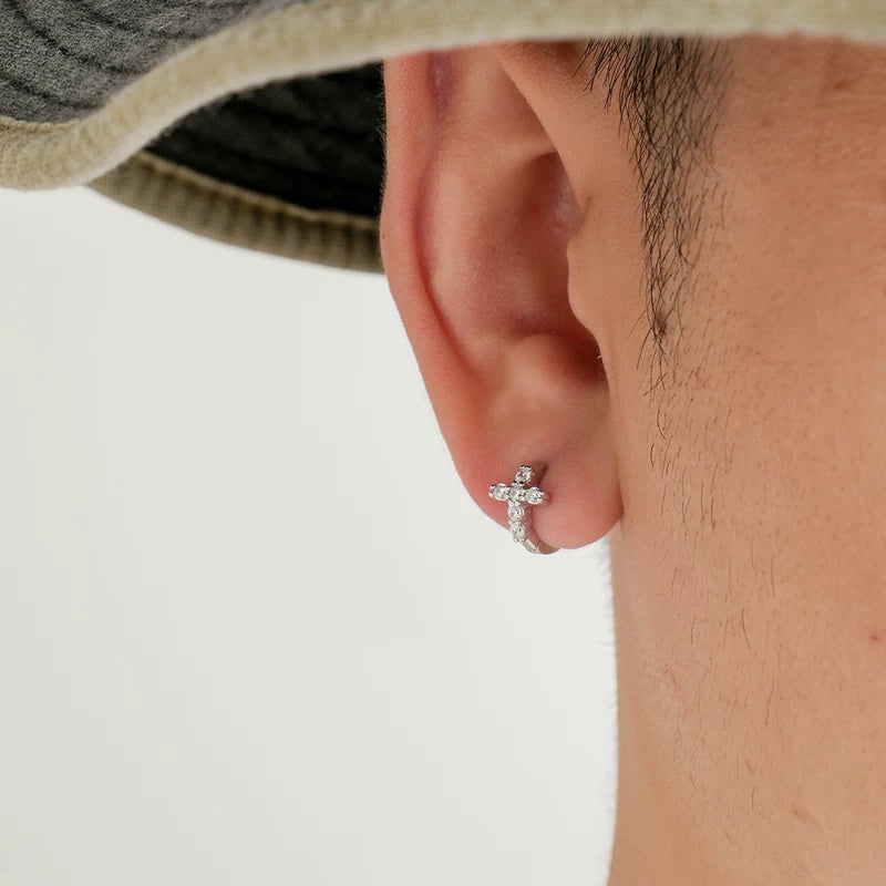 Boucles d'oreilles en argent sterling avec des zircons en forme de croix 