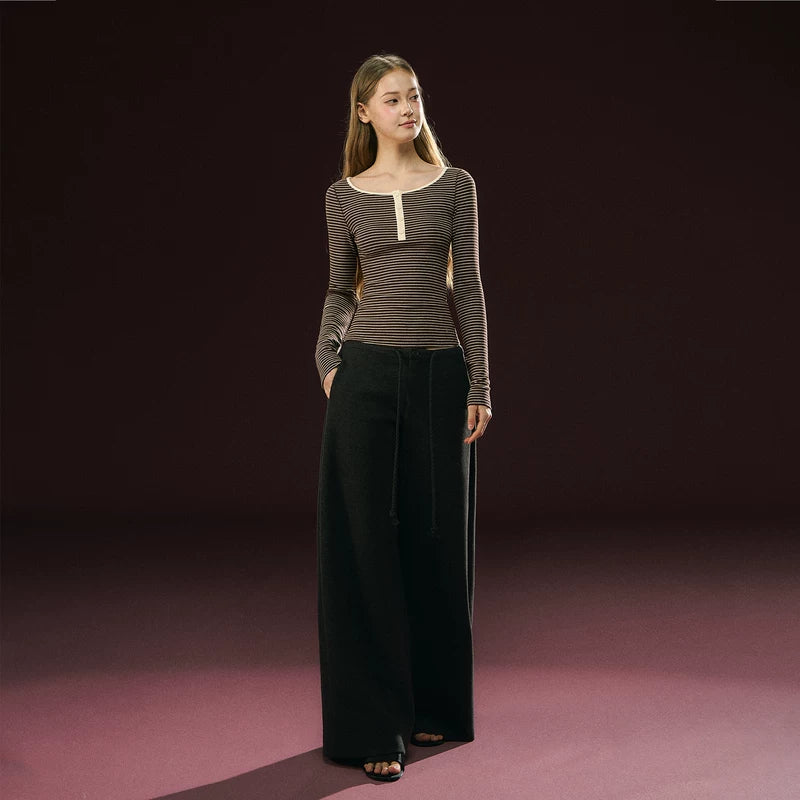 بلوزة هينلي ذات أكمام طويلة مخططة بياقة عالية 