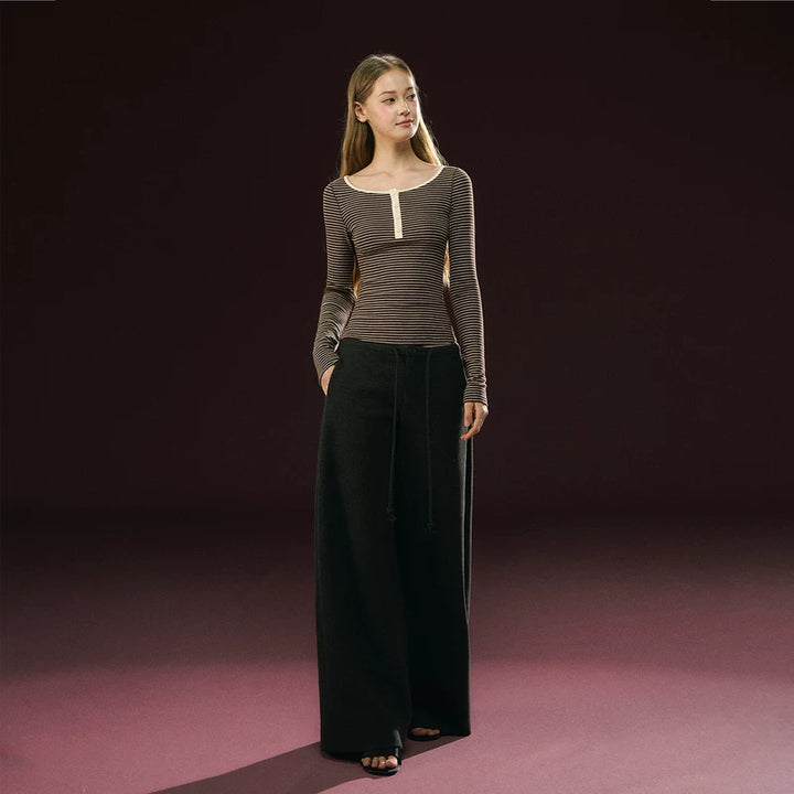 بلوزة هينلي ذات أكمام طويلة مخططة بياقة عالية 