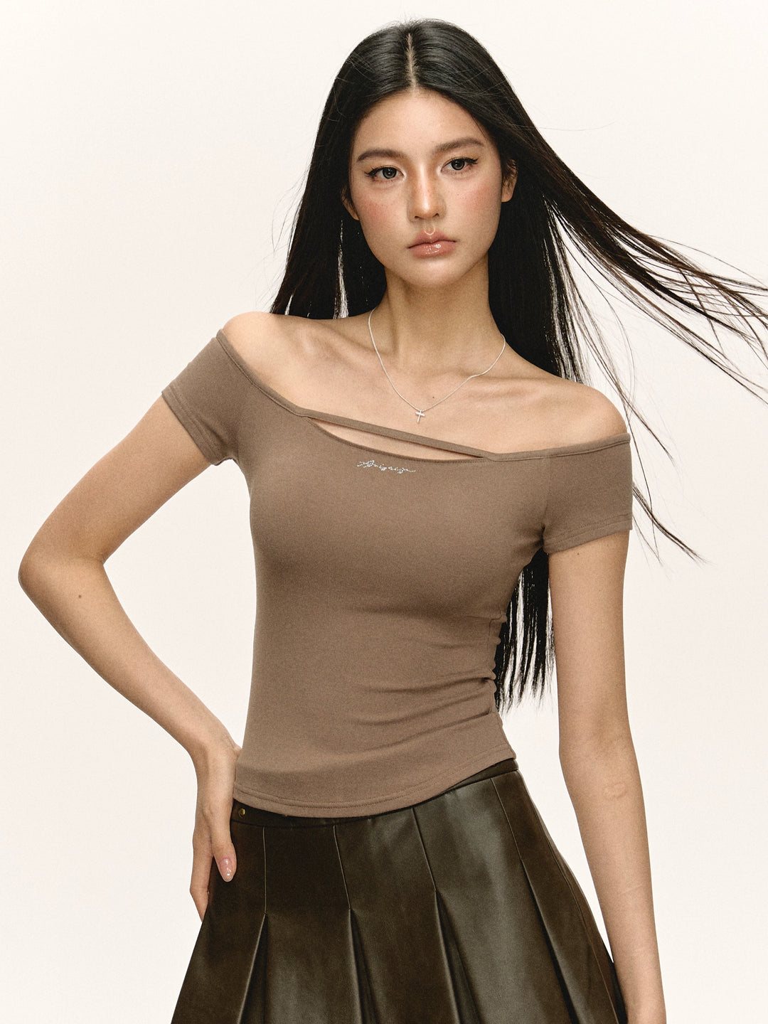 Blusa Justa de Manga Curta com Ombros de Fora 