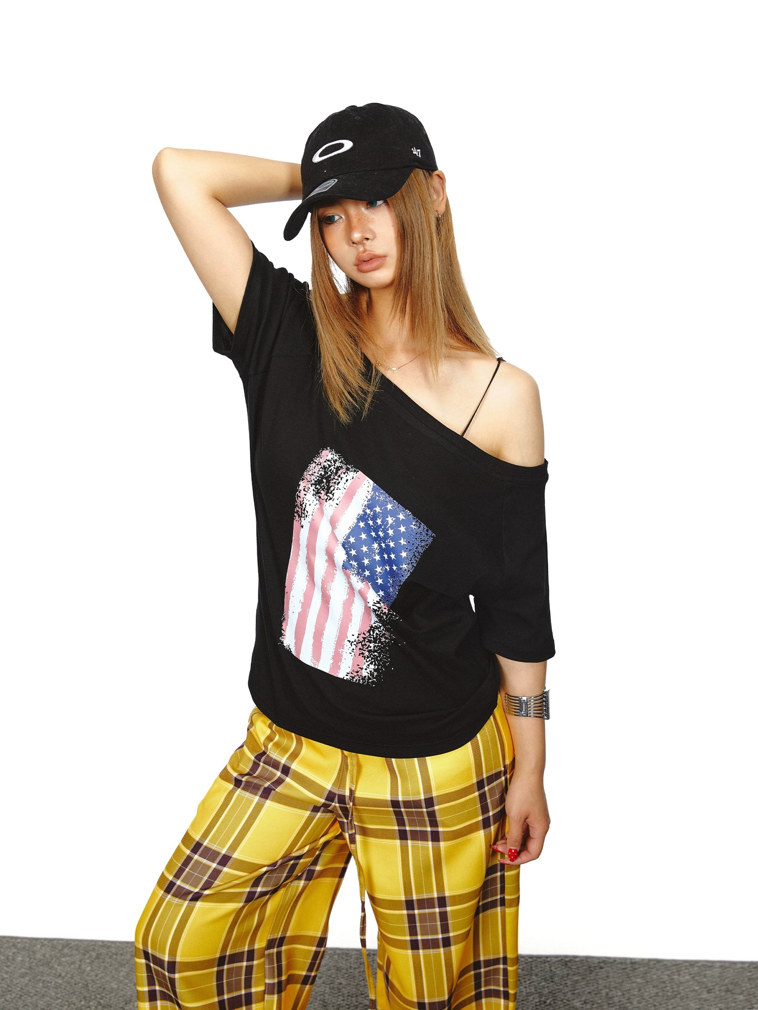 قمة بأكمام قصيرة ومنفصلة عند الكتف بطبعة علم 