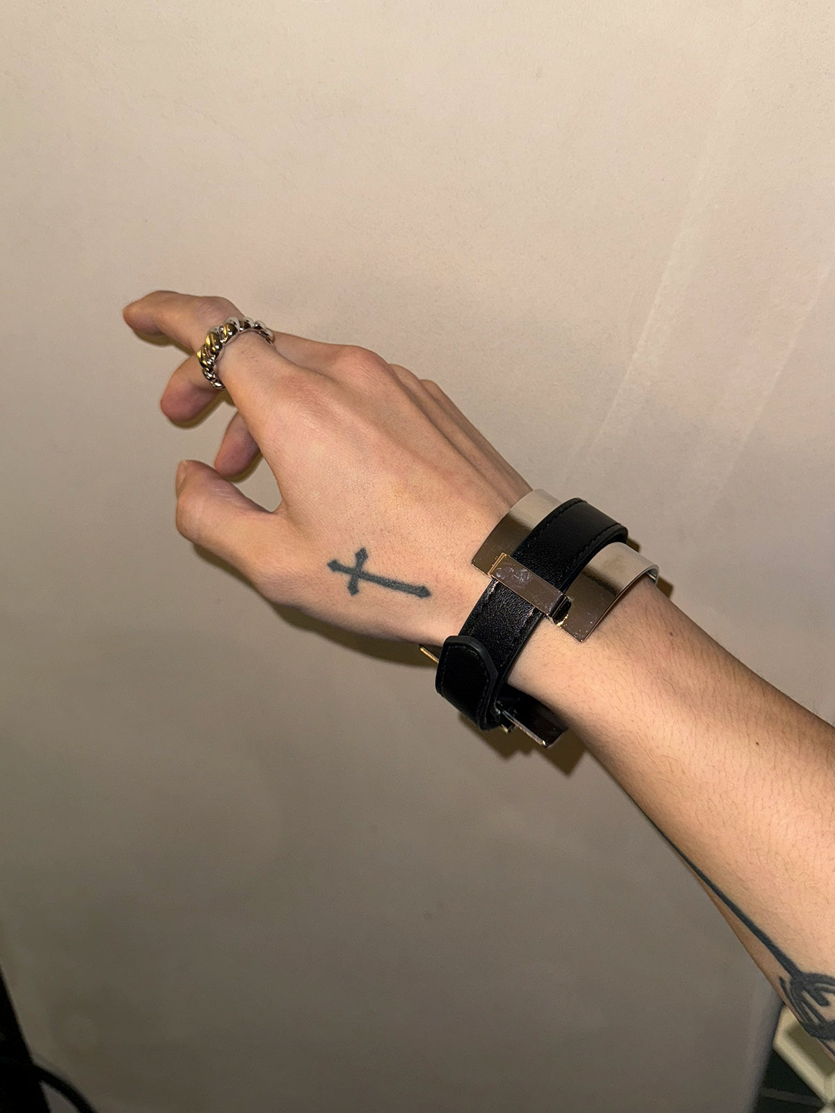 سوار معدني جلدي بسيط 