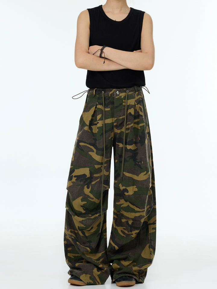 Pantalones de tirantes acampanados con estampado de camuflaje plisado 