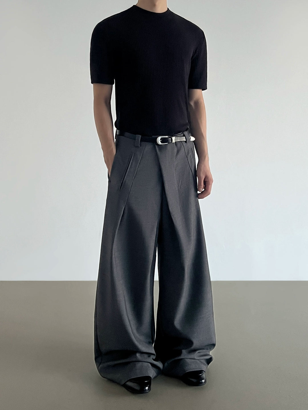 Loose Pleated Wide-Leg Pants