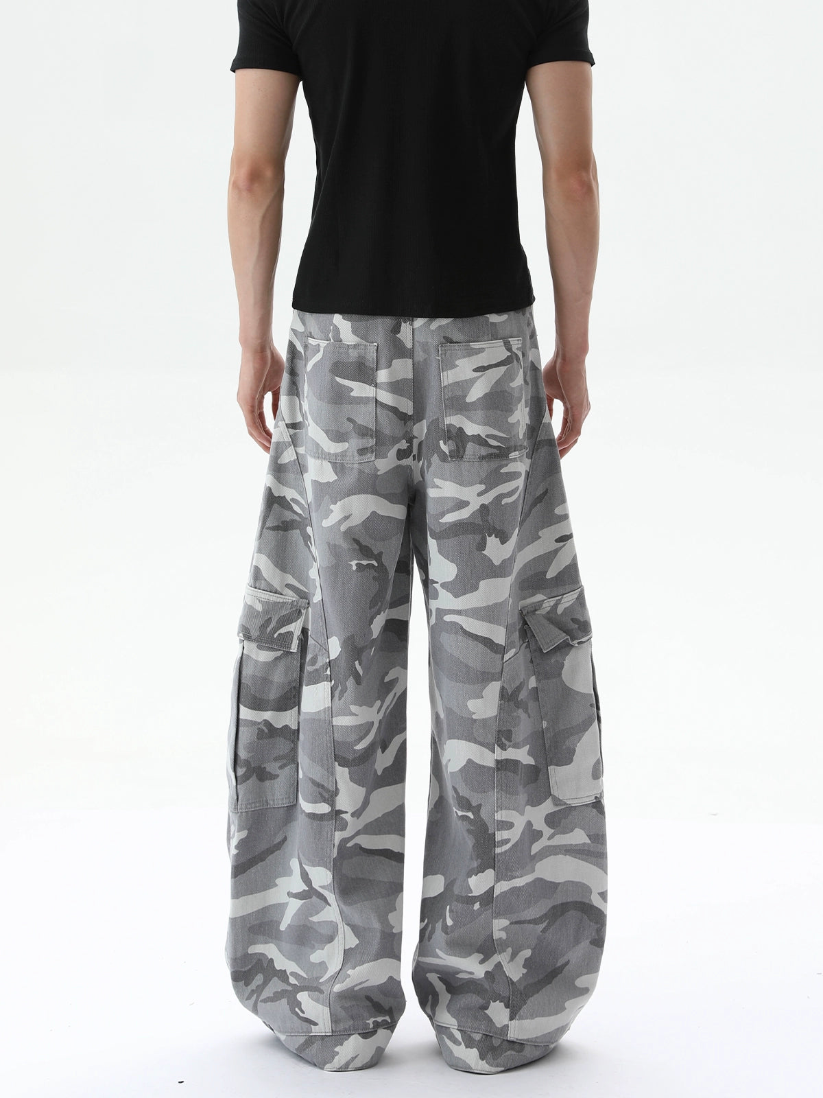 Pantaloni cargo a gamba larga in camouflage con più tasche 