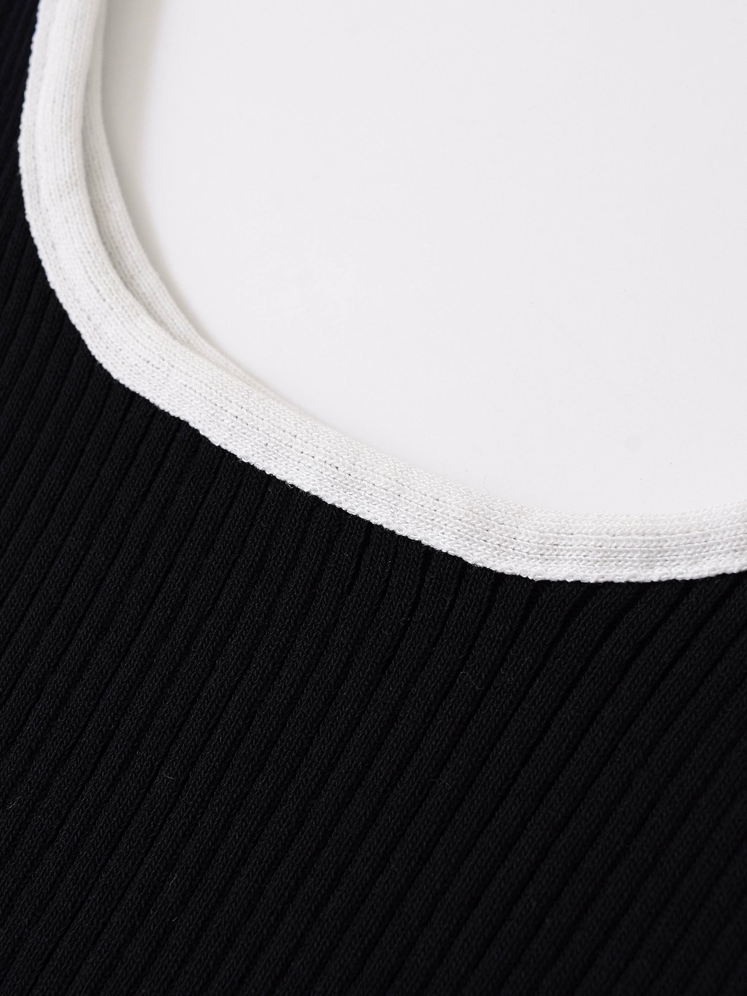 Contrast Ruffle Hem Sleeveless Knit Top