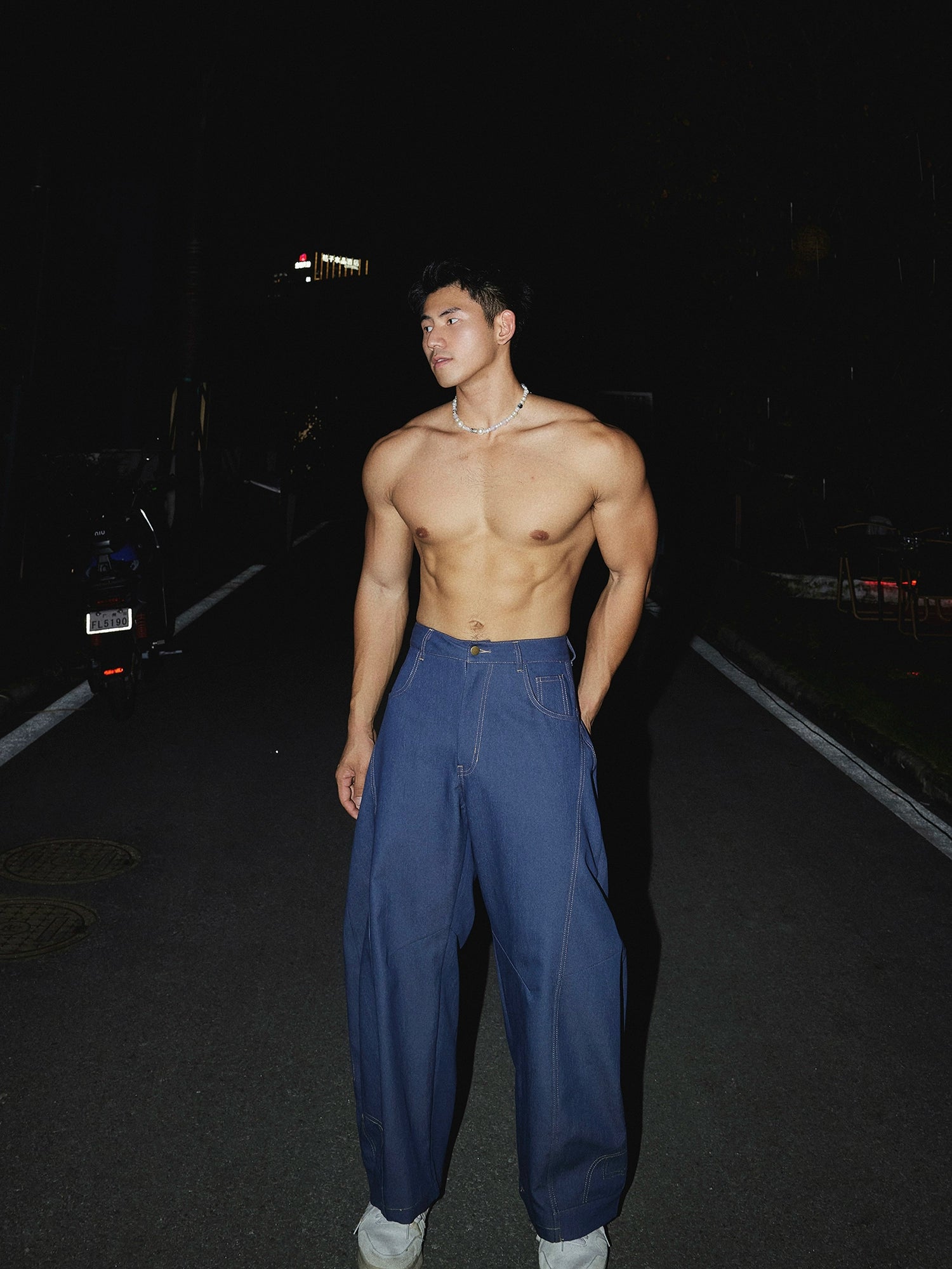 Weite, distressed, strukturierte Jeanshose 