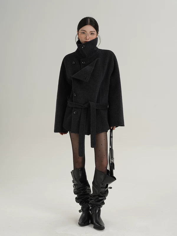 Короткое шершащее пальто с высоким воротником 