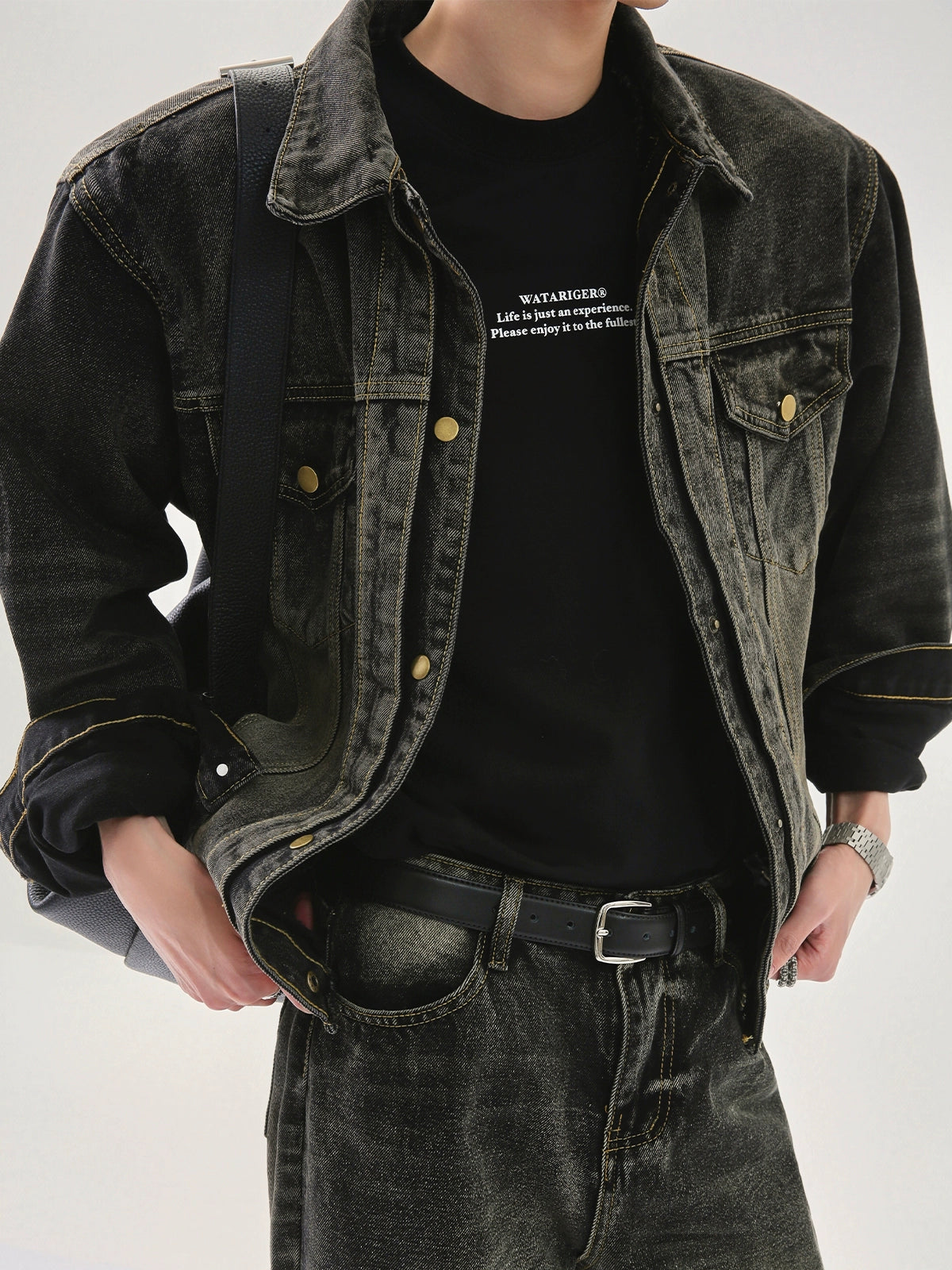 طقم جاكيت وبنطلون من الجينز الممزق 