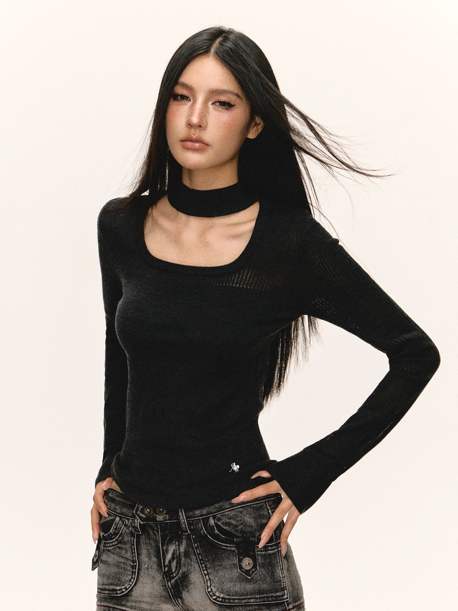 Top a maniche lunghe in maglia trasparente con scollo all'americana 