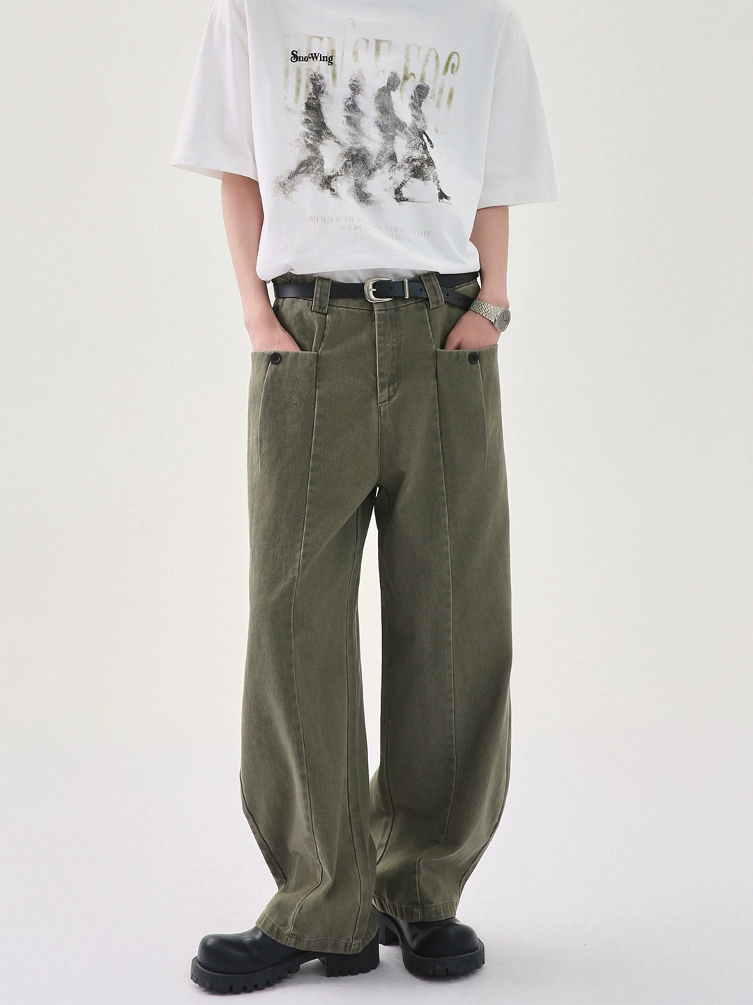 Weite, ausgefranste, dekonstruierte Jeans 