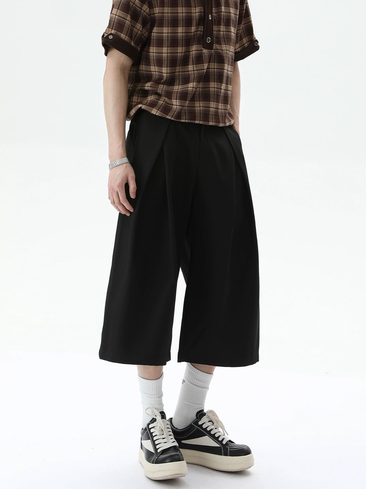 بنطلونات واسعة الساق مقصوصة بتصميم ضيق عتيق 