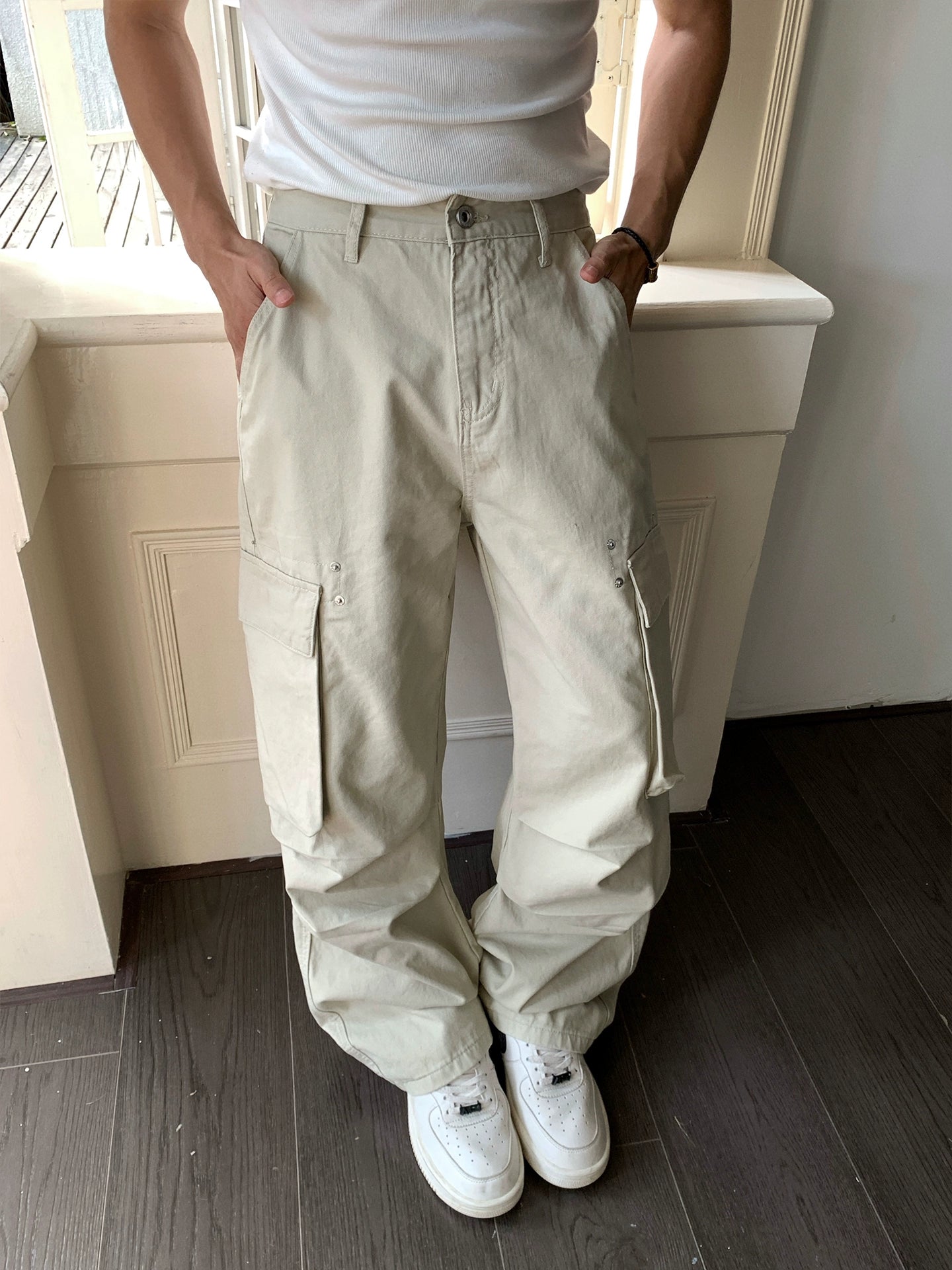 Calças cargo de perna larga com grandes bolsos 