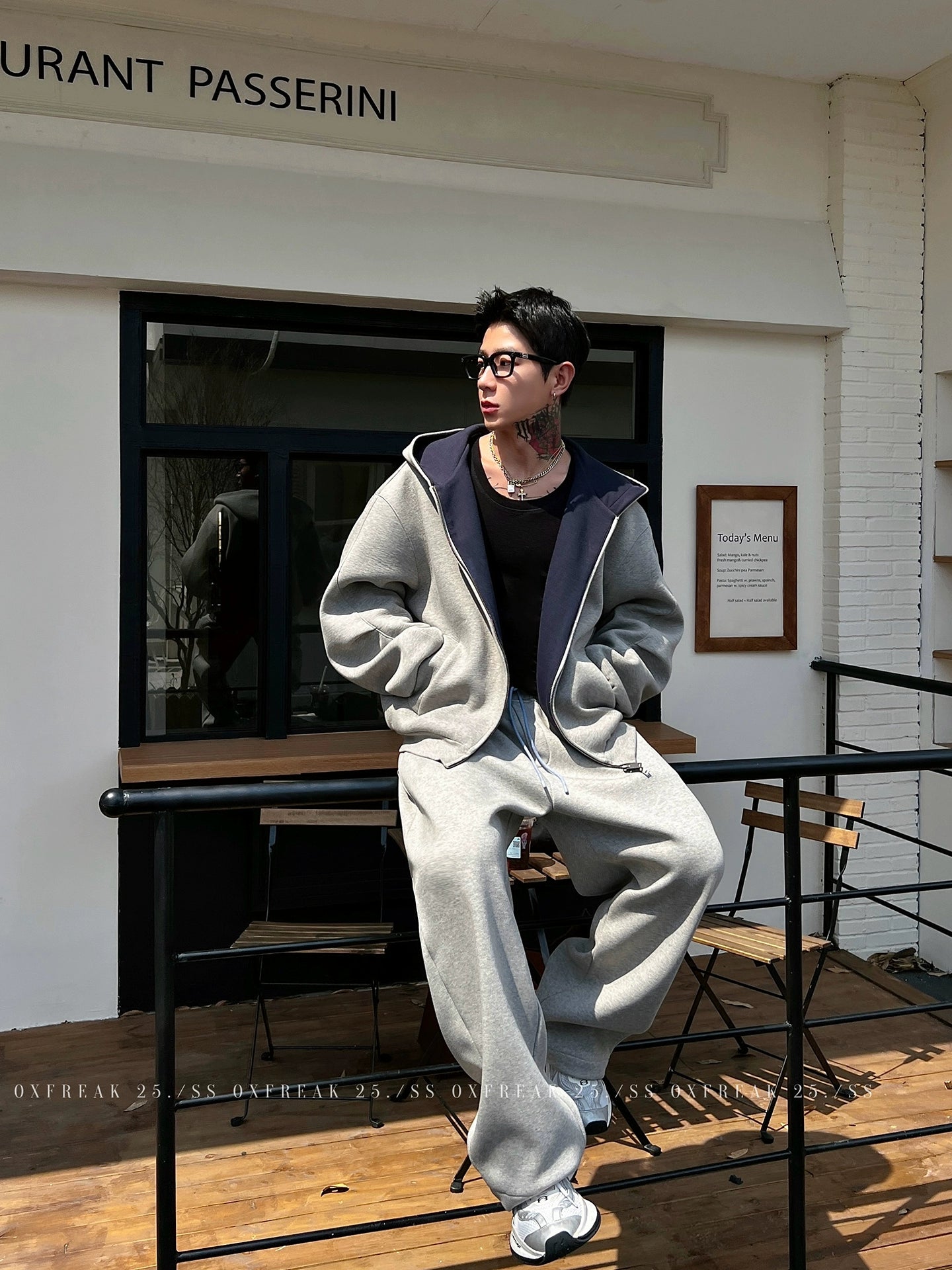 Ağır Kapüşonlu Sweatshirt ve Geniş Paça Pantolon 