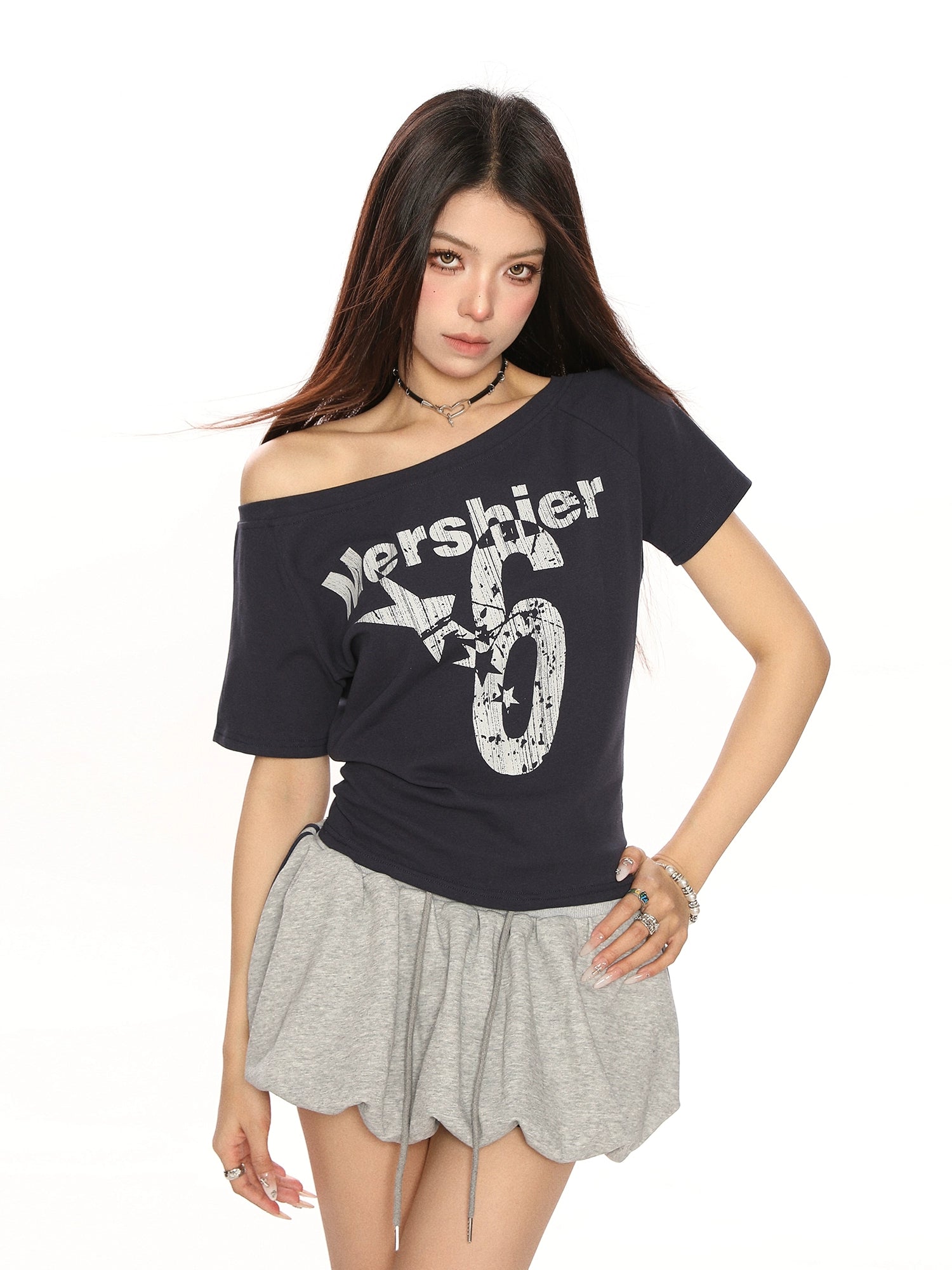 Top slim fit con stampa a lettere off shoulder 