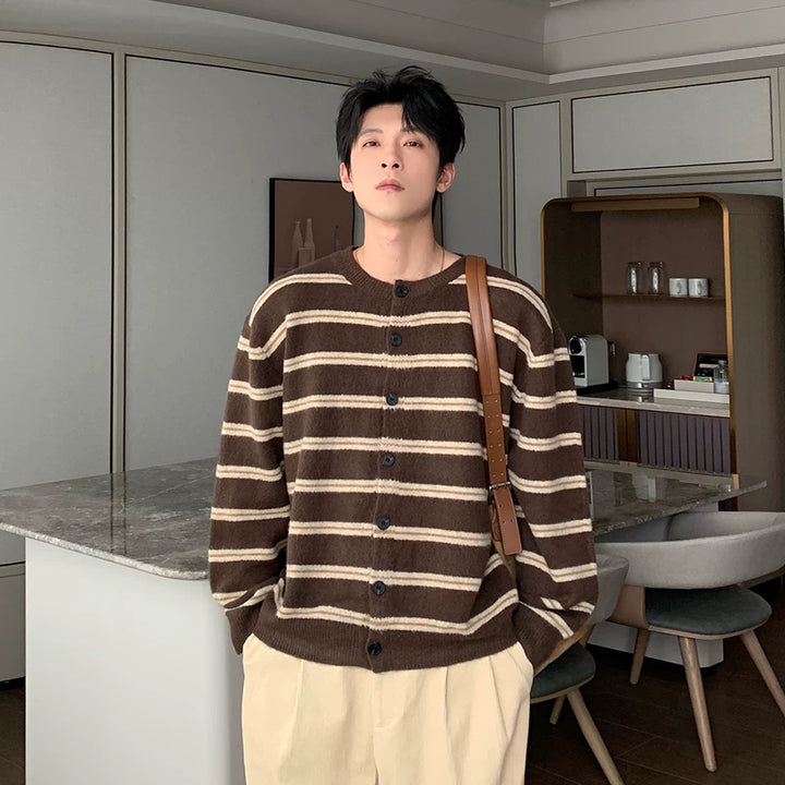 سويتر علوي بقلنسوة مزركش مع أزرار 