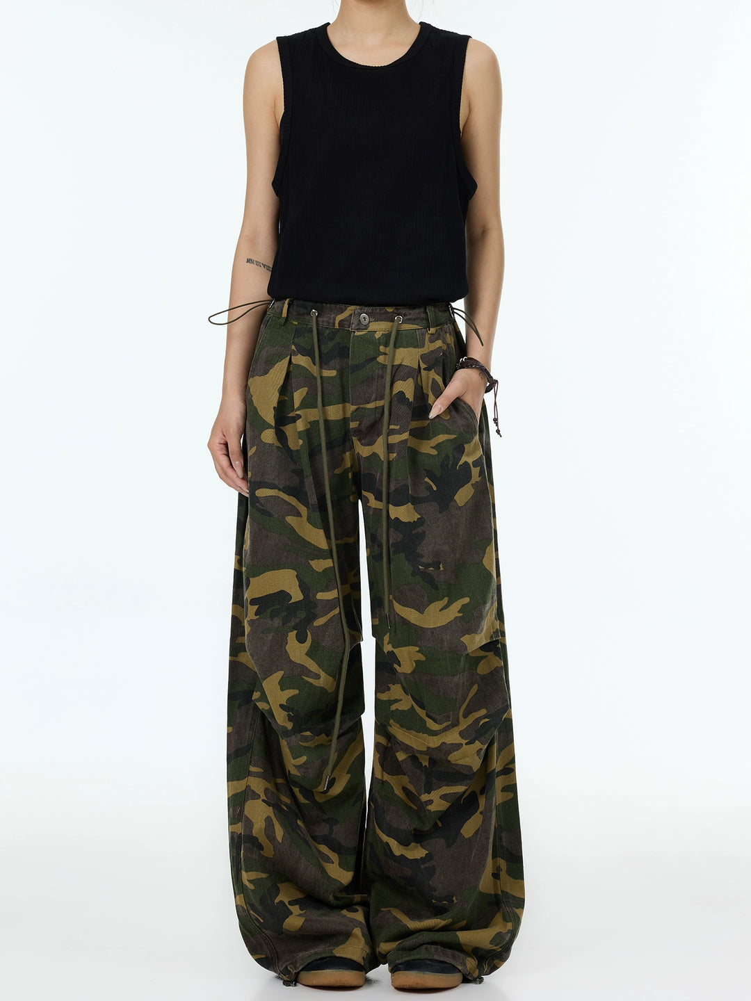 Pantalones de tirantes acampanados con estampado de camuflaje plisado 