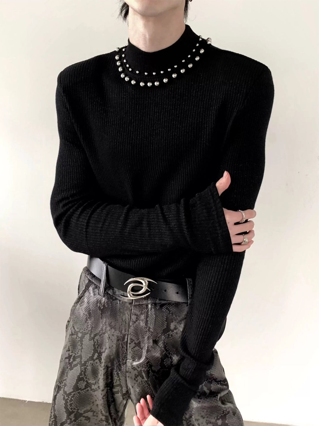 Pullover a manica lunga con colletto a dolcevita e borchie 