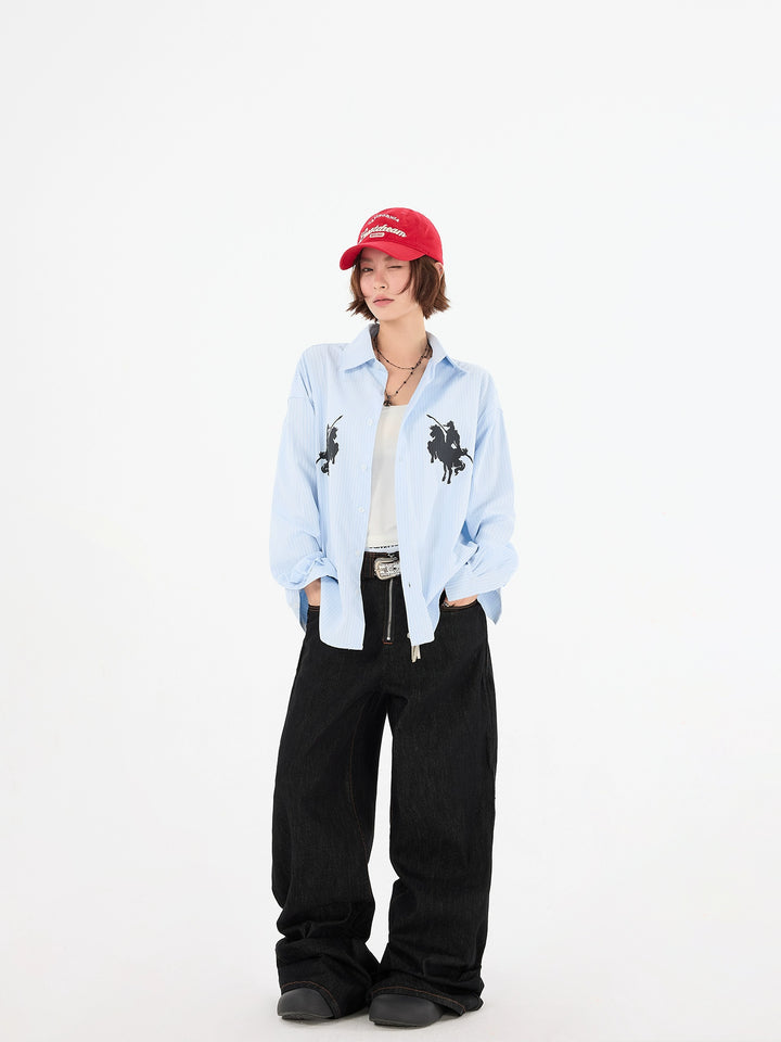 Camisa suelta de rayas con estampado ecuestre en la solapa 