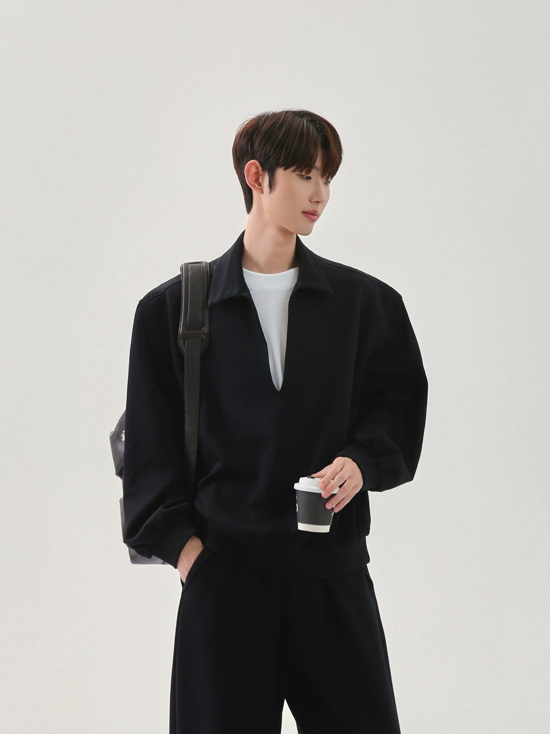 브이넥 스웨트셔츠와 바지 세트 