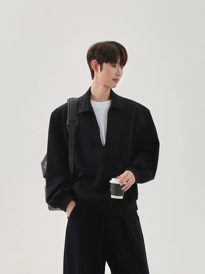브이넥 스웨트셔츠와 바지 세트 