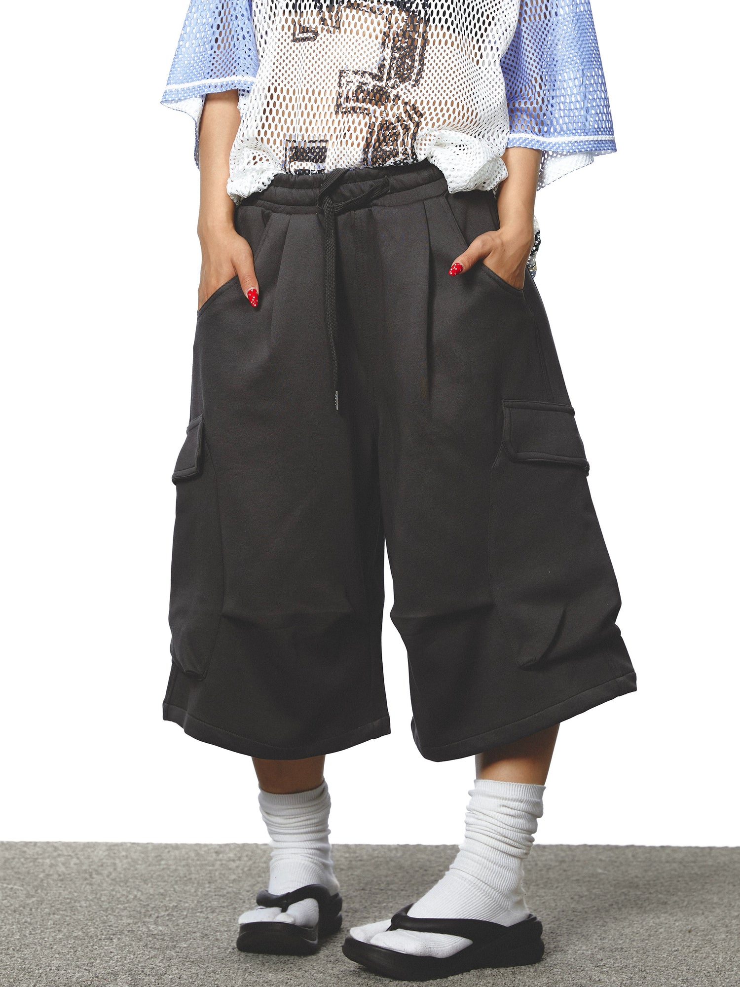 سروال كارجو قصير بحزام سحب واسع الساقين 