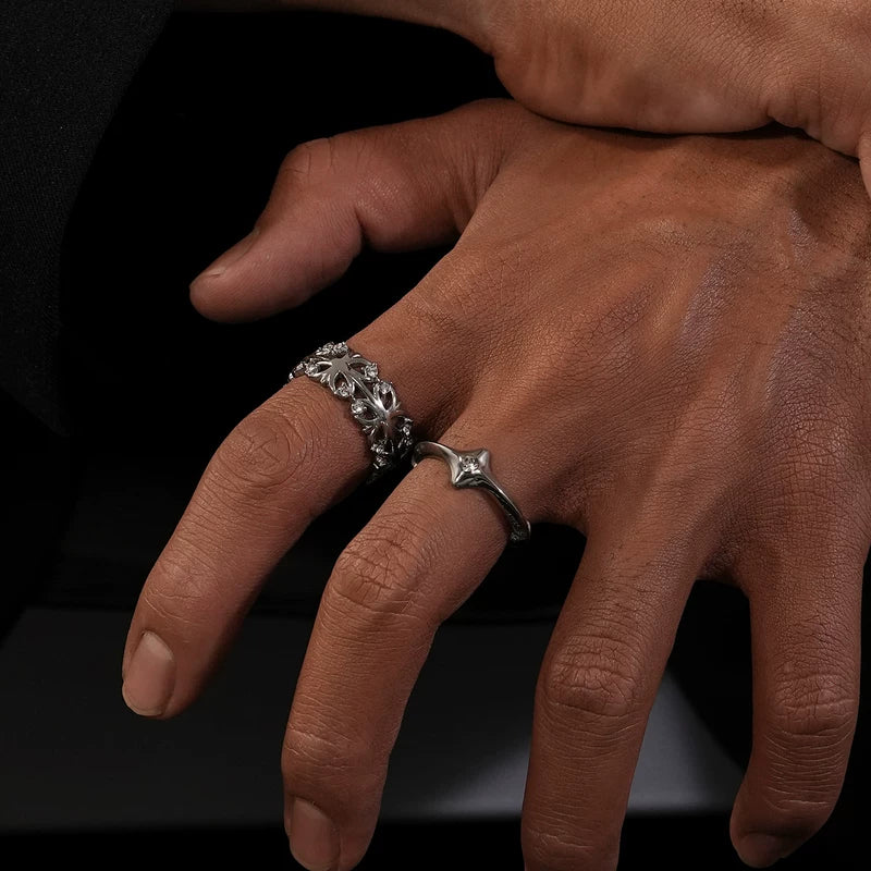 Prsten s diamantovým inlayem ve tvaru květu kosatce s otevřenou strukturou 