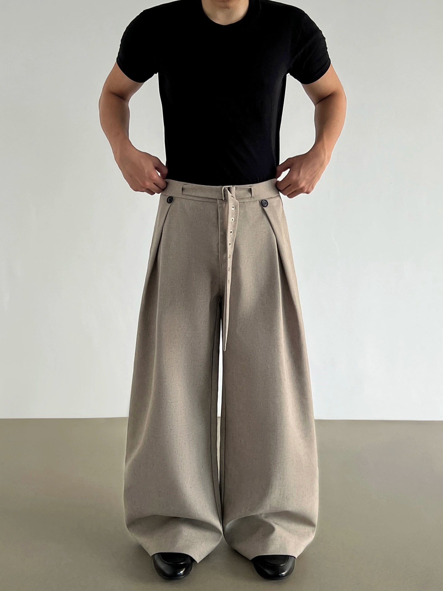 سروال كاجوال واسع الساقين من الكتان المطوي 